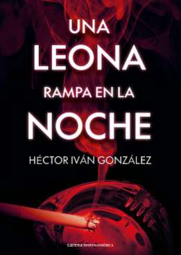Una leona rampa en la noche