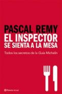 El inspector se sienta a la mesa