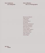 Son modernas, son fot�grafas = She is modern, she is a photographer