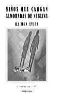 Ni�os que cargan almohadas de neblina