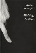 Andar, abra�ar = Walking, holding